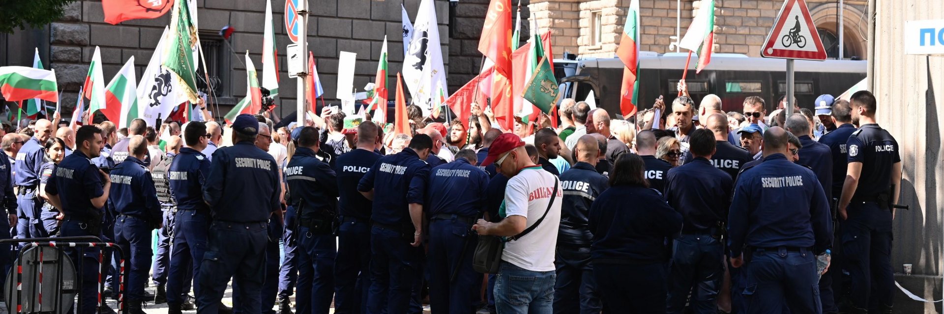 Жива верига от протестиращи заварди входовете на Народното събрание (видео/снимки)