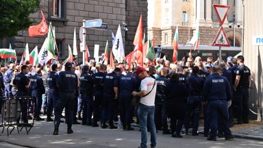 Жива верига от протестиращи заварди входовете на Народното събрание (видео)