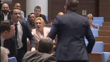 До физически сблъсък се стигна в пленарната зала след като