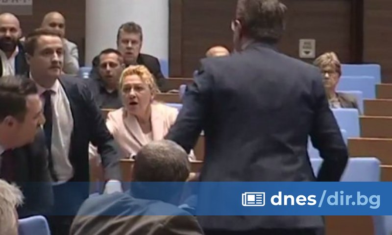 Официално е факт помирението между депутатите от ПП-ДБ Явор Божанков