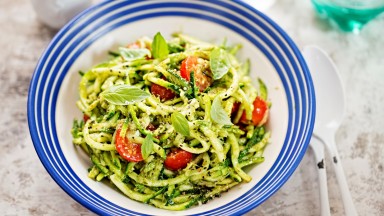 Три невероятно вкусни салати със сурови тиквички