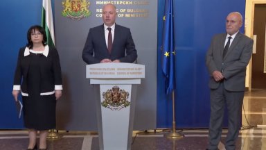 На живо в Dir.bg: Желязков, Петкова и Радев с изявления след положителните доклади за еврото