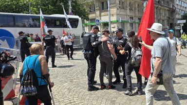 Седем часа протест: Бял автобус отцепи "Дондуков" до НС, полицай припадна, освиркаха депутати (снимки/видео)