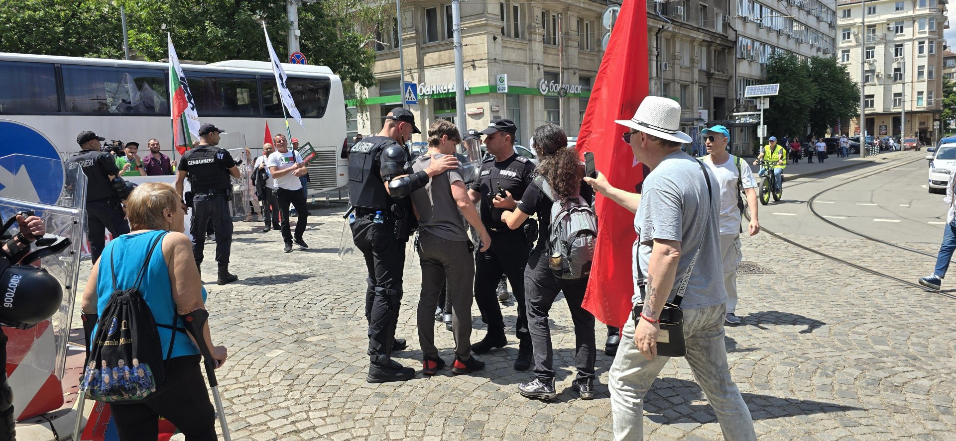 Полицията задържа за кратко младеж, който ритна кола на НСО