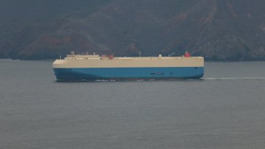 Екипажът на товарен кораб транспортиращ около 3000 превозни средства включително