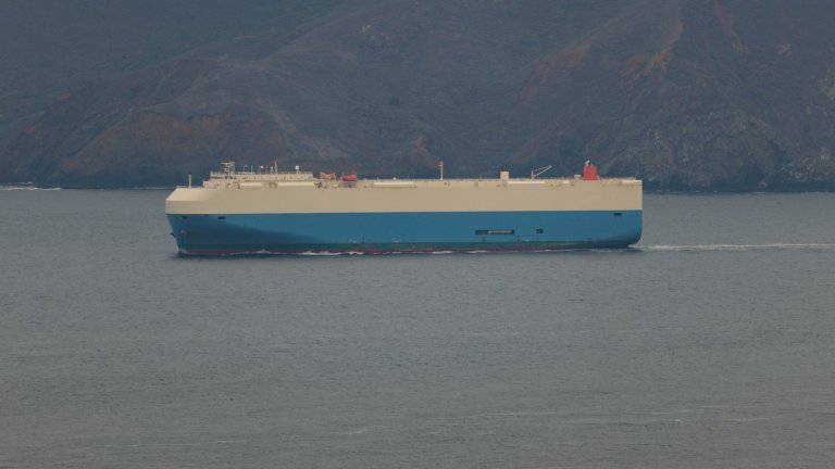 Горящ кораб, превозващ 3000 автомобила, бе изоставен край бреговете на Аляска