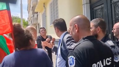 Протестиращи срещу еврото нападнаха Кирил Петков с пръчки и знамена (видео)