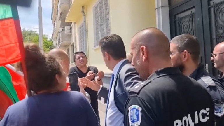 Протестиращи срещу еврото нападнаха Кирил Петков с пръчки и знамена (видео)