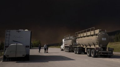 Димът от се разпространи днес над близо една трета