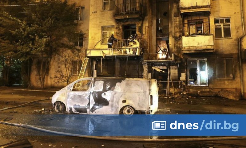 Седемнадесет души, включително две деца пострадаха, след като руски дронове