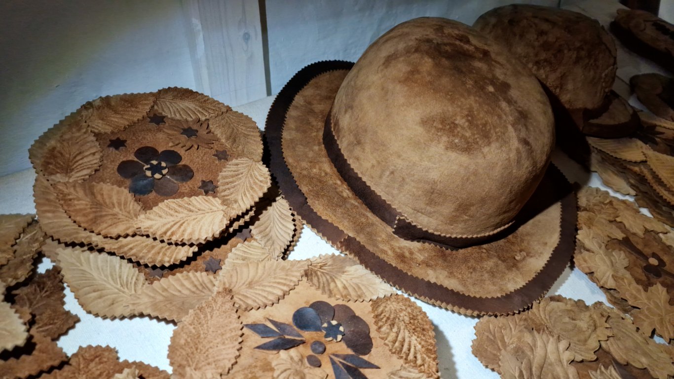 Шапки от гъби - атракцията на малко румънско селце (снимки/видео)