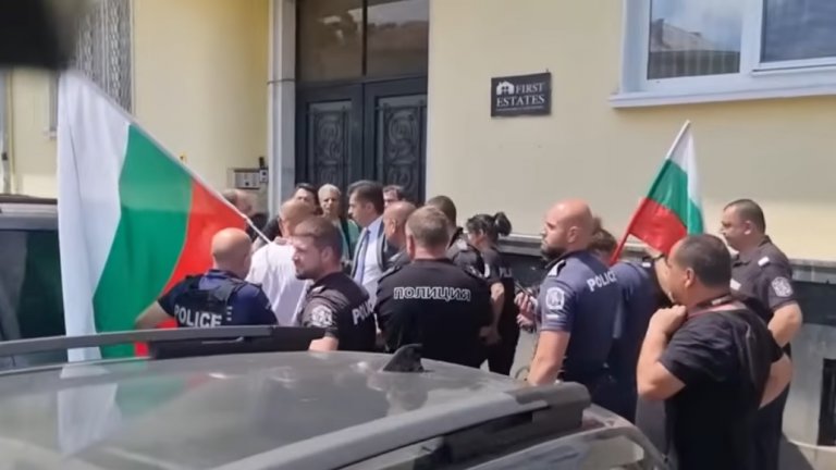 Митов за Петков: Без полицаите разговорът с протестиращи щеше да прилича на друго риалити