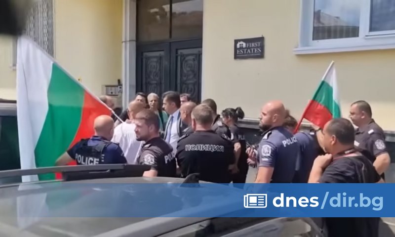 Без полицаите разговорът на Кирил Петков с протестиращи щеше да