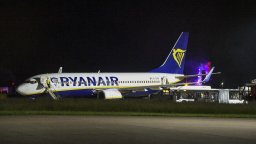 Самолет на "Райънеър" кацна извънредно заради силна турбуленция и 9 ранени на борда (видео)