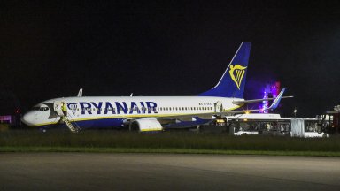 Самолет на "Райънеър" кацна извънредно заради силна турбуленция и 9 ранени на борда (видео)