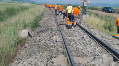 Дерайлирал вагон от товарен влак блокира една от основните жп линии у нас