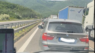 Сблъсък на ТИР и микробус блокираха АМ "Тракия" при тунел "Траянови врата" (снимки)