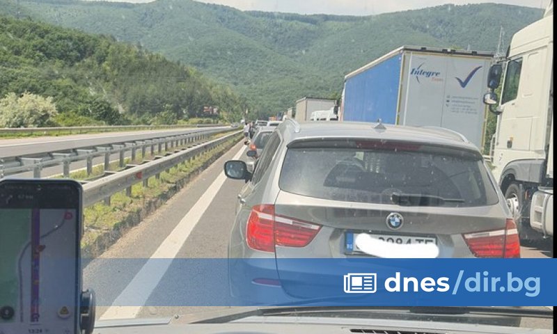 Катастрофа между тежкотоварен камион и микробус е станала на магистрала   до