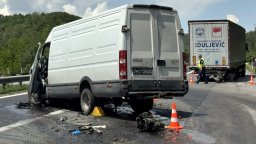 Сблъсък на ТИР и микробус блокираха АМ "Тракия" при тунел "Траянови врата" (снимки)