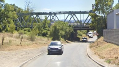 Пешеходка оцеля по чудо след като на жп мост между