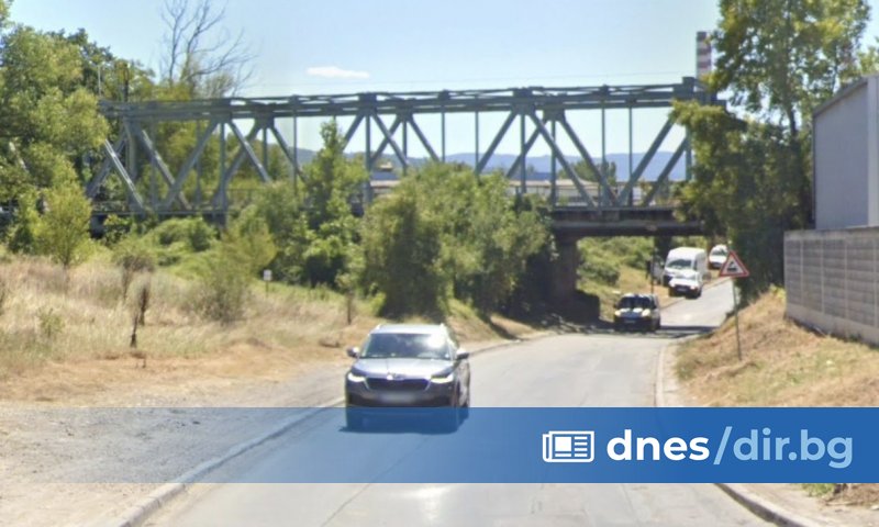 Пешеходка оцеля по чудо, след като  на жп мост между