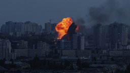 Украйна удари с дронове завод в руската република Удмуртия, има убити и ранени (видео)