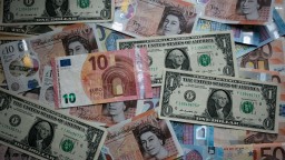 Еврото отстъпва минимално спрямо долара в търговията във Франкфурт