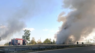 Заради запалил се автомобил временно е ограничено движението по автомагистрала