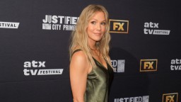 53-годишната звезда от "Бевърли Хилс, 90210" Джени Гарт изумява по бельо в секси фотосесия