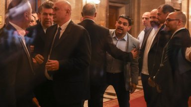 Сблъсък между депутати от "Възраждане" и "Величие", Радостин Василев ги разтървава (снимки)