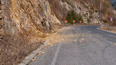 Камък падна върху движещ се автомобил на пътя Самоков-София, млад мъж е пострадал