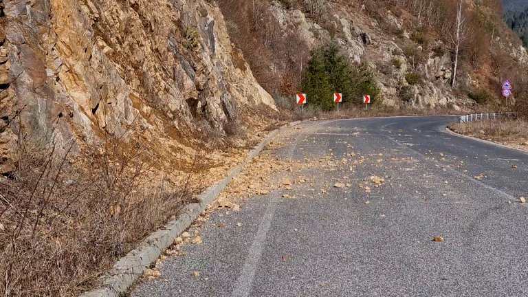 Камък падна върху движещ се автомобил на пътя Самоков-София, млад мъж е пострадал