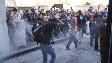 Полицаи с оборудване за борба с влязоха снощи в конфронтация