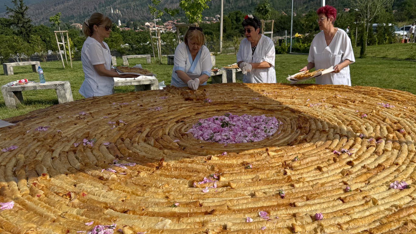 Приготвиха най-дългата вита баница с рози в Казанлък (снимки)
