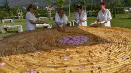 Приготвиха най-дългата вита баница с рози в Казанлък (снимки)