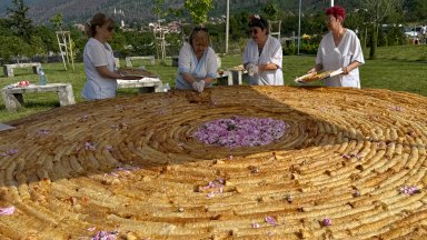 Приготвиха най-дългата вита баница с рози в Казанлък (снимки)