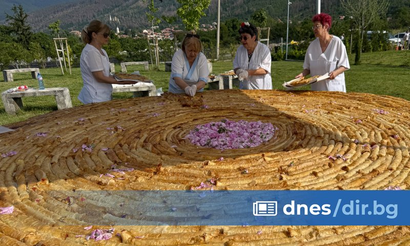 Най-дългата вита баница с рози в страната показват в Казанлък