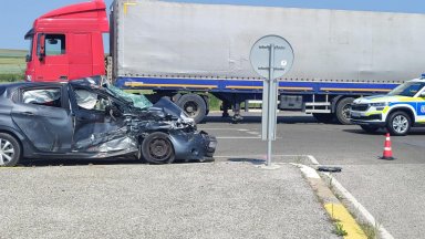 Товарен автомобил и лека кола се сблъскаха на кръстовище в Ямболско, пострадали са три жени