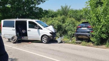 Виж още Товарен автомобил и лека кола се сблъскаха на
