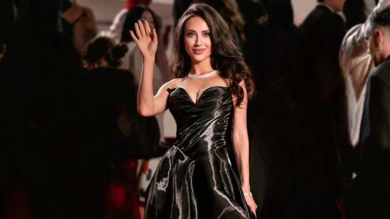 Дизайнерката Десислава Тошева се представи с шоурум и рокли на червения килим в Кан