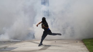 2000 членове на Националната гвардия бяха разположени в Калифорния заради сблъсъците там