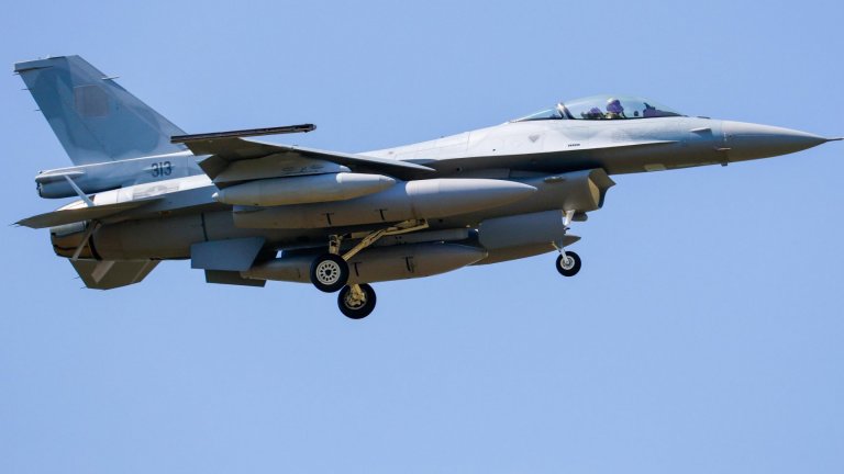 Вторият български изтребител F-16 кацна в авиобаза "Граф Игнатиево" (снимки/видео)