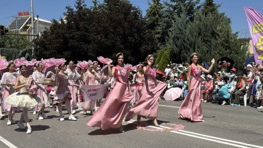 Празнично дефиле, предвождано от Царицата на розата, отново събра гости от цял свят в Казанлък (снимки)