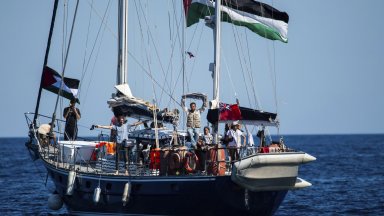 Израелски сили са се качили на борда на кораб с