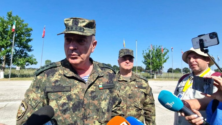  Адмирал Ефтимов: Първото бойно дежурство на F-16 ще бъде поето най-рано през 2026 г.