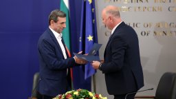 Премиерът подписа меморандуми с бизнеса и синдикатите срещу спекулата с еврото