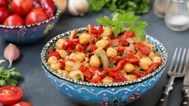 Ароматна салата с нахут, печени чушки и лук