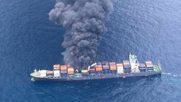 Пожар избухна на контейнеровоз край бреговете на Индия, четирима са безследно изчезнали