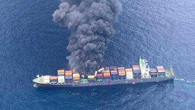 Пожар избухна на контейнеровоз край бреговете на Индия, четирима са безследно изчезнали