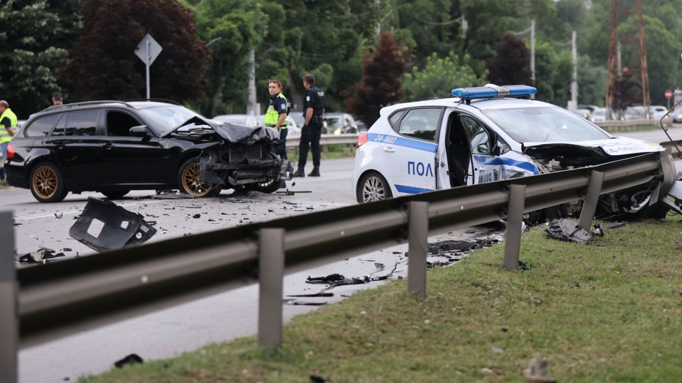 Автомобил удари патрулка на столичен булевард, двама полицаи са ранени (снимки)